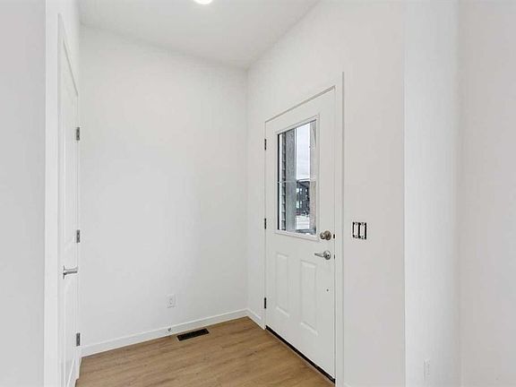 4th image of 19 W Emberside Park