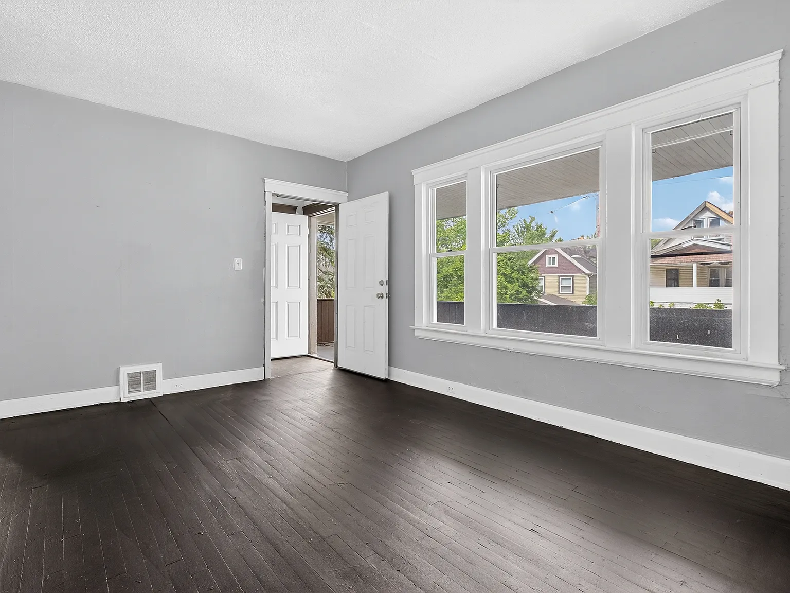 3 bed, 1250 sqft, $1,100 — Photo 1