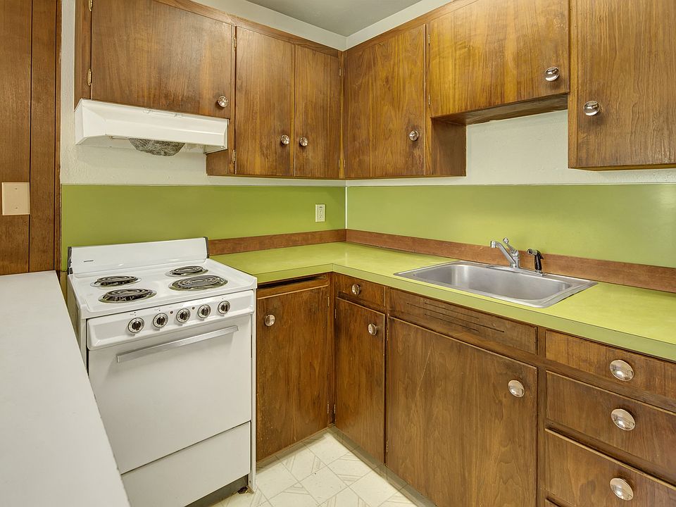 Country Lane Apartments - Kitchen