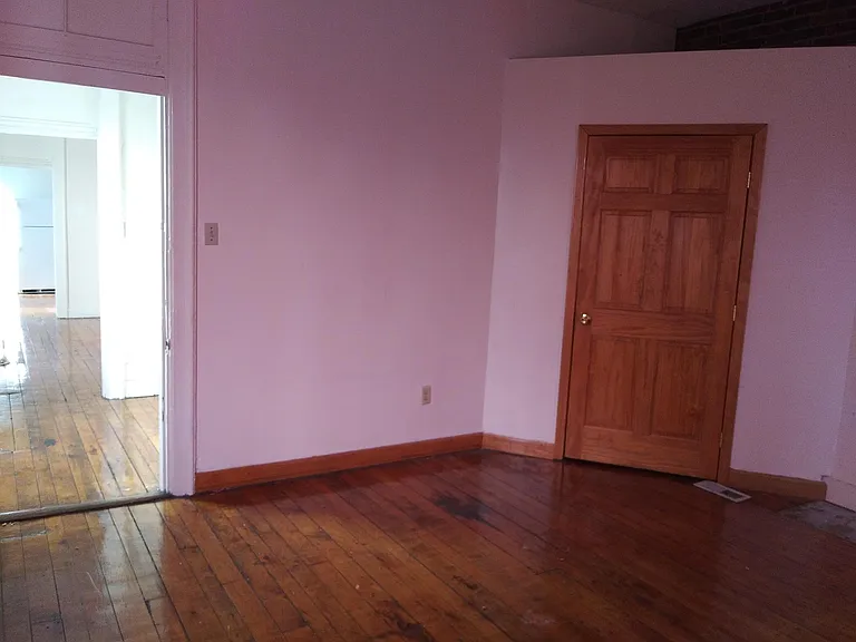 2305 Kenton St — Photo 9