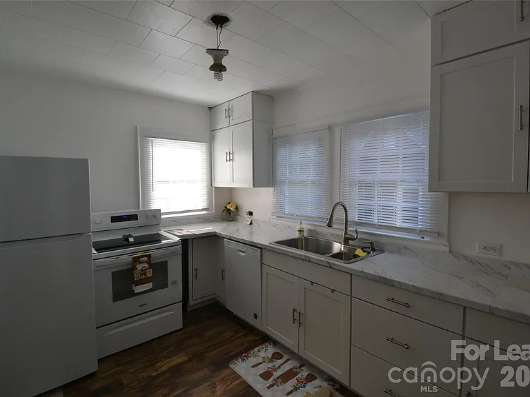 800 Arbor St NE — Photo 9