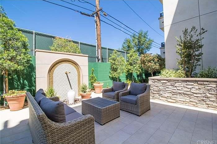 2nd image of 5015 Balboa Blvd Unit 202