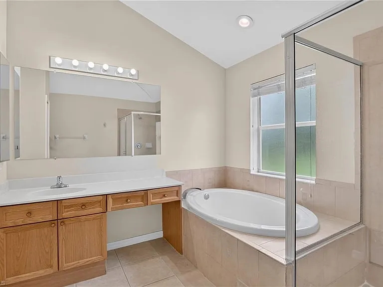 523 SE 25th Ln — Photo 21