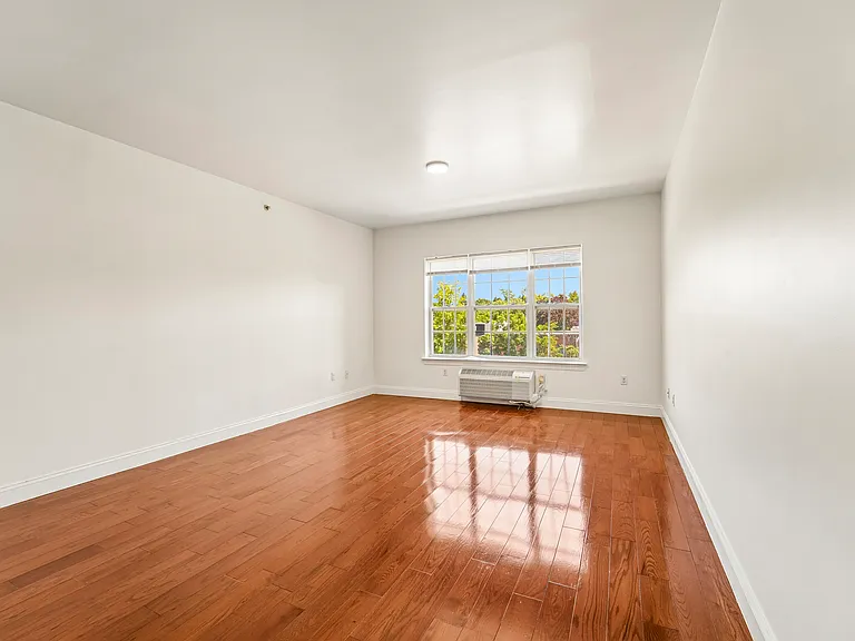 111 Glenwood — Photo 11