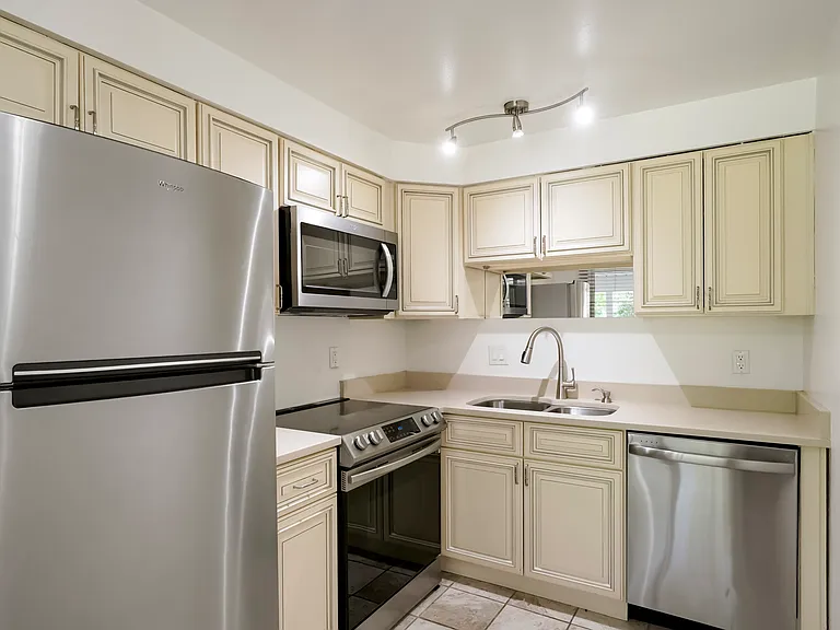 5720 S Pearl St #6 — Photo 4