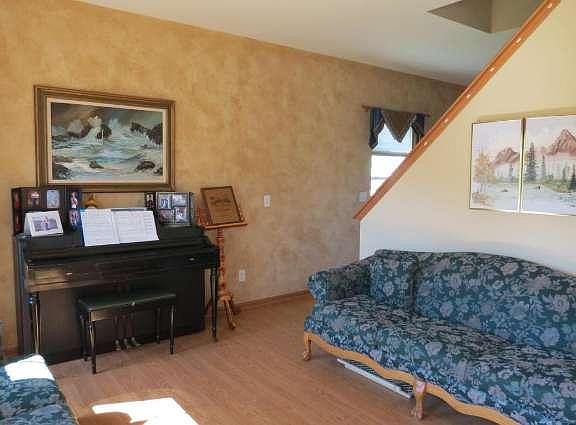 4th image of 353 Stonefield Dr