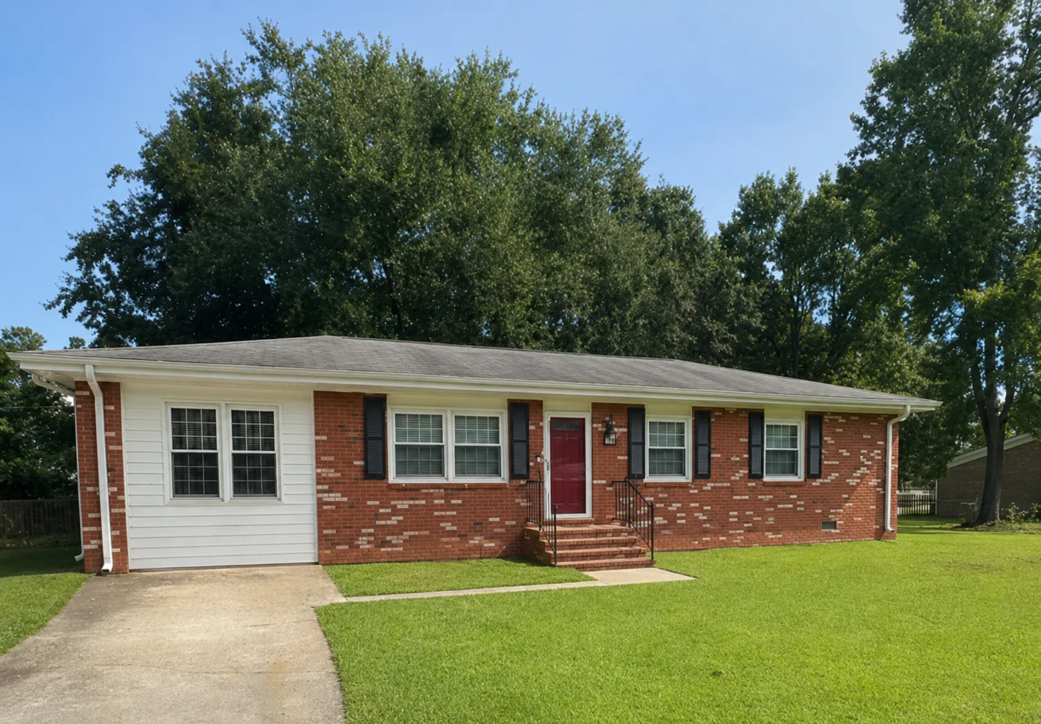 3 bed, 1.0 bath, 1325 sqft, $1,550 — Photo 1