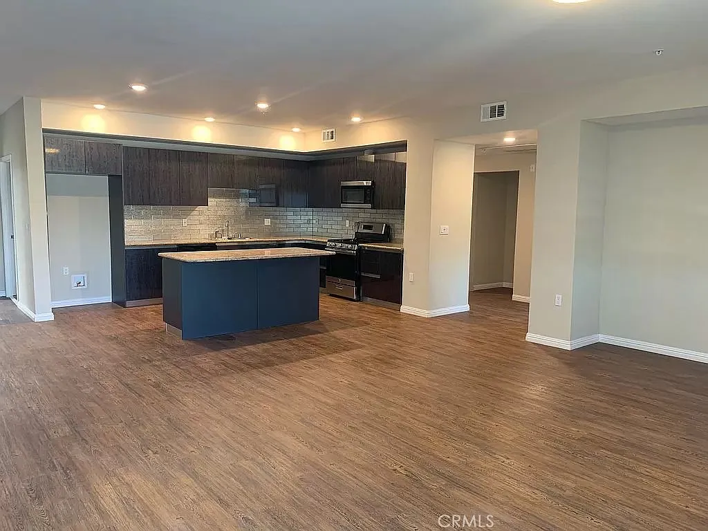 Building Photo - 11442 Victory Blvd #403