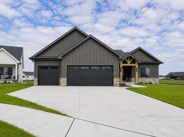 8233 Mahon Ct, Johnston, IA 50131