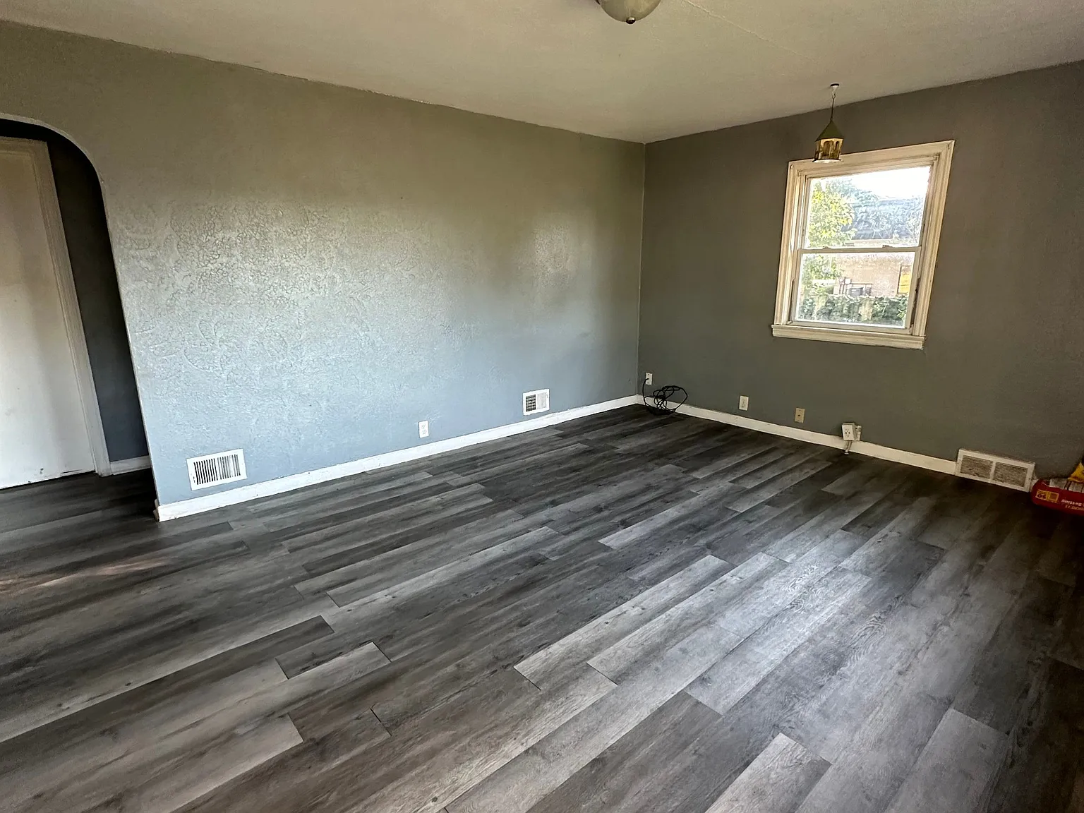 3 bed, 1.0 bath, 720 sqft, $1,300 — Photo 2