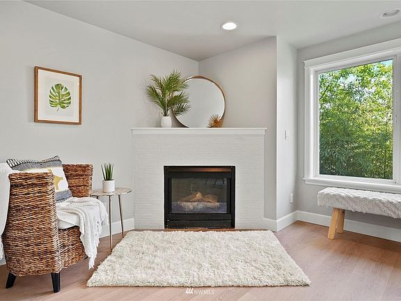 Living room (2nd floor)