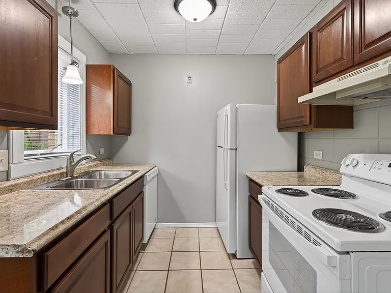 1127 Raymond Ave — Photo 4