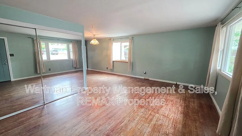 3 bed, 1.0 bath, 1354 sqft, $1,800 — Photo 4