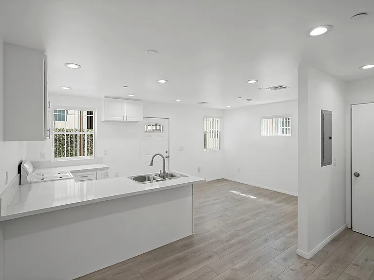 14243 Magnolia Blvd — Photo 9