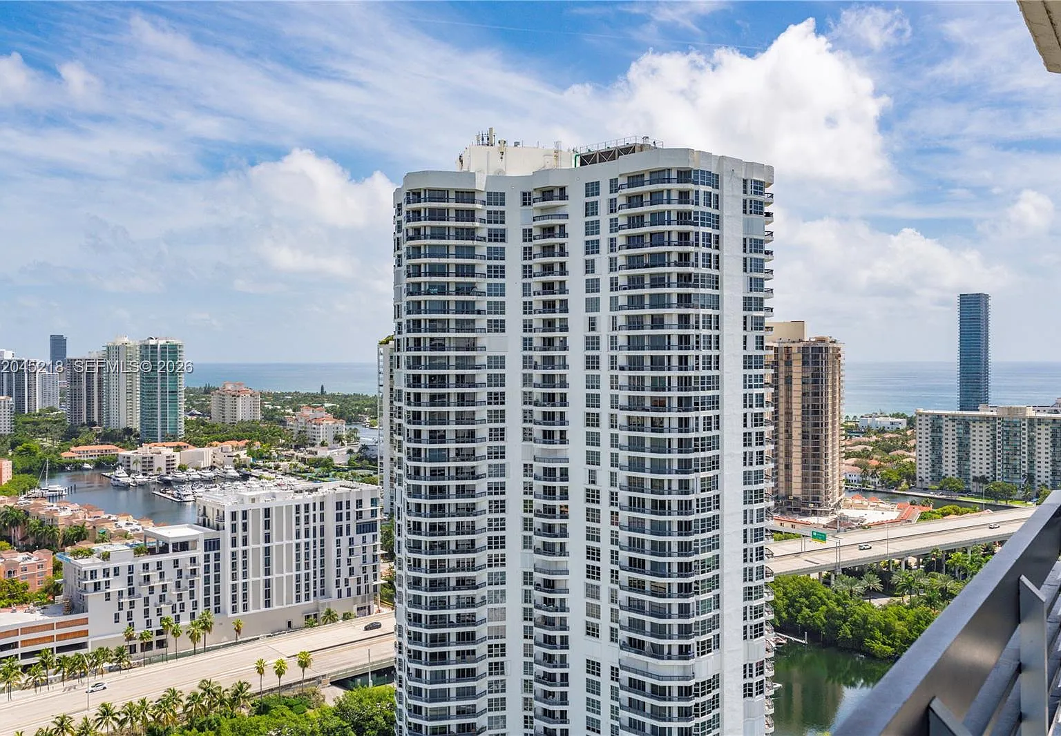 Mystic Pointe Tower 500 C — Photo 1
