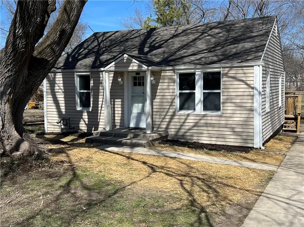 304 W Walnut St, Grain Valley, MO 64029