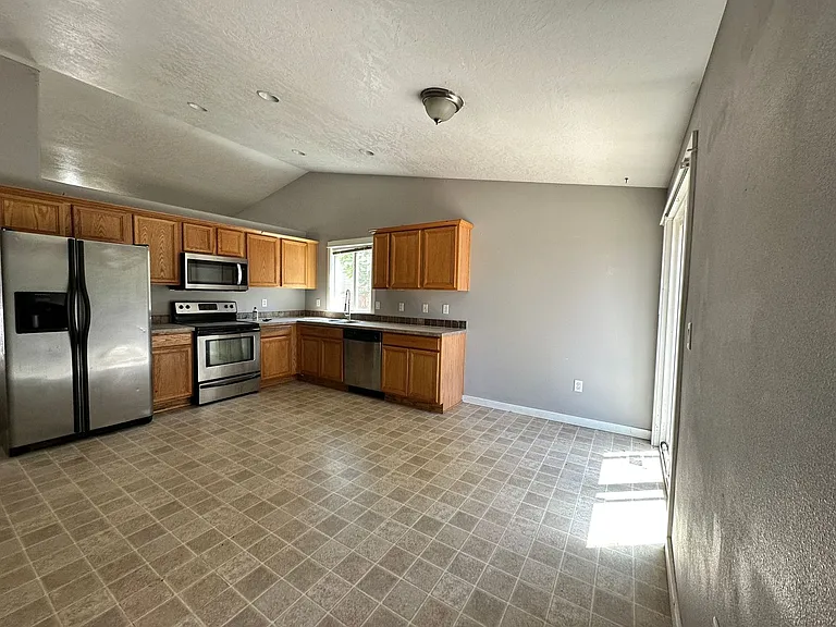 884 Trinity St NE — Photo 5