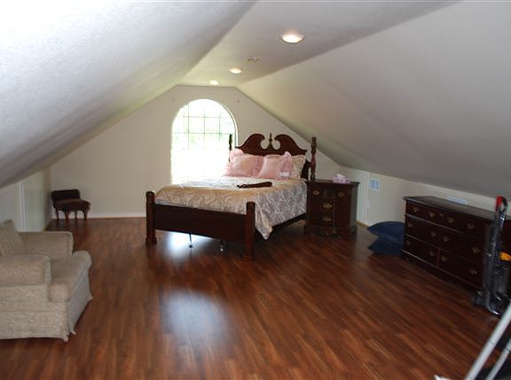 5th image of 109 Emma St