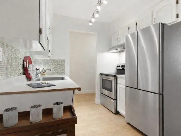 2910 Ontario St #101, Vancouver, BC V5T 2Y6