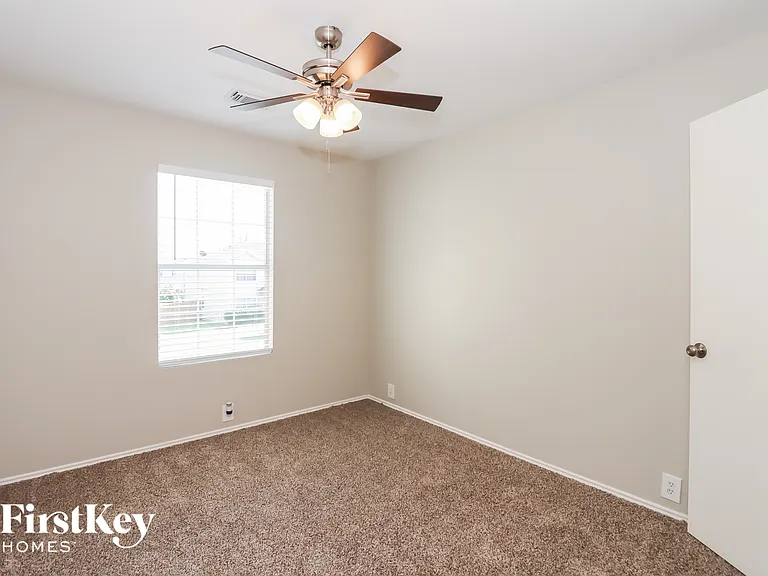 802 Eagles Glide Dr — Photo 11