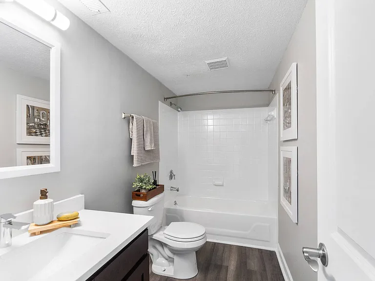 Lake Castleton Apartments — Photo 10