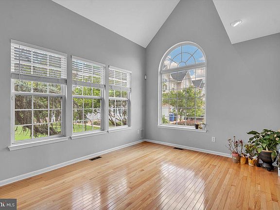4th image of 20 Saint Andrews Ct