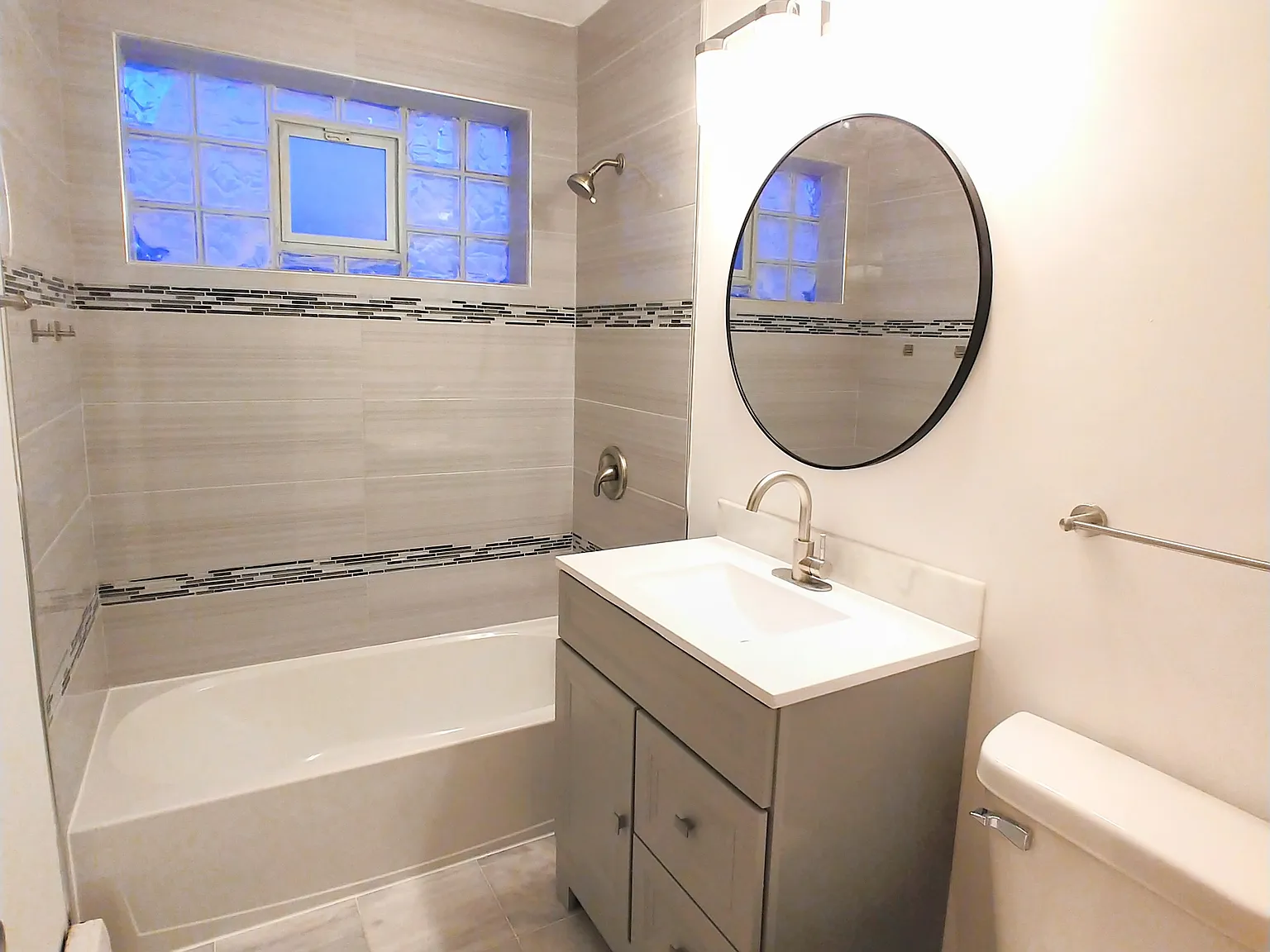 2 bed, 1000 sqft, $1,985 — Photo 3
