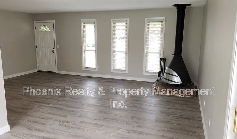 1362 Tipperary St — Photo 2