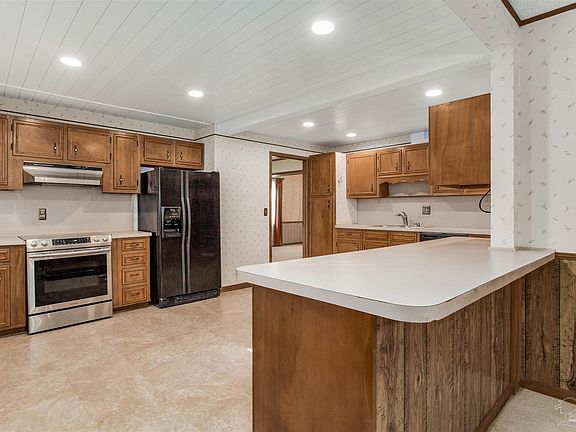 2nd image of 211 Pinetree Dr