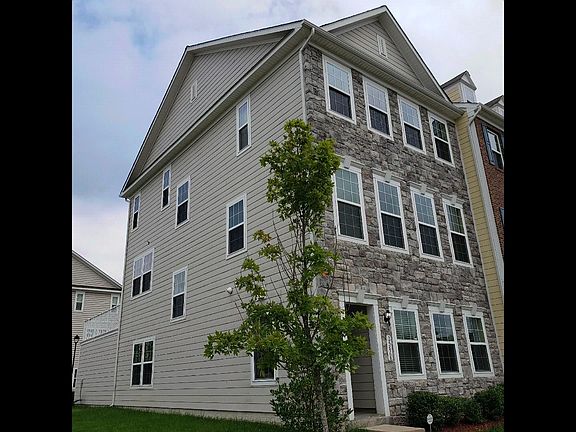 End unit with beautiful stone elevation. Excellent natural lighting.
