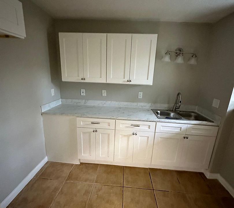 1st image of 2851 Sophia St #2