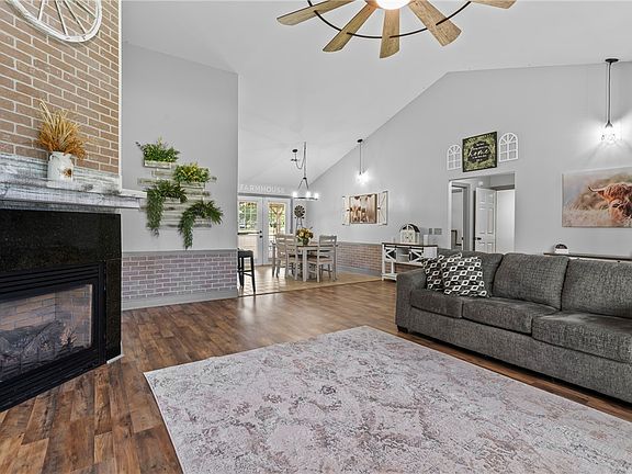 5th image of 1302 E Crawford St
