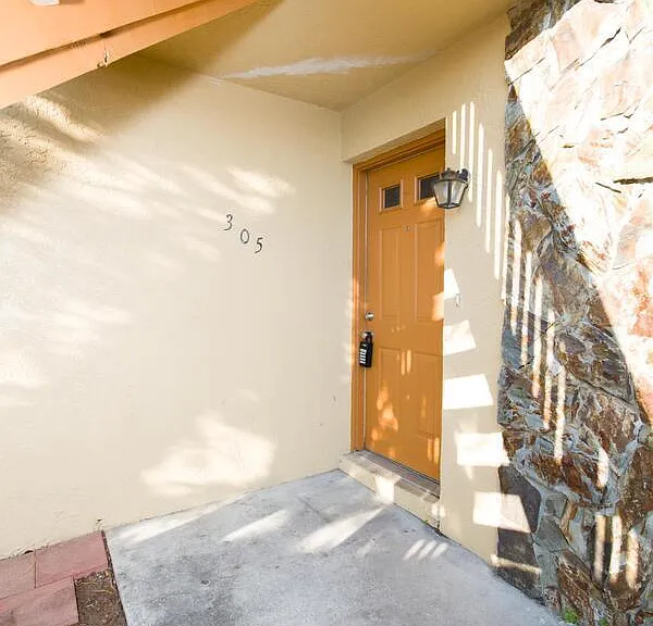 305 Manor Cir #1 — Photo 2