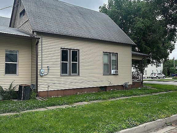 2nd image of 318 W 6th St APT 1
