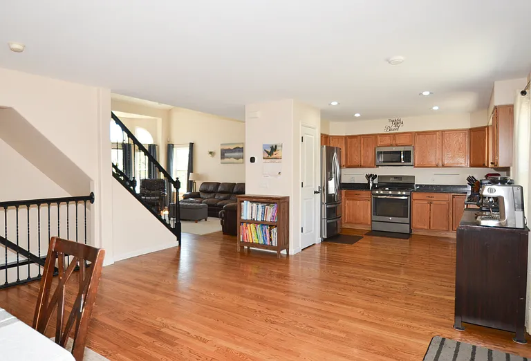 7012 Hillock Dr — Photo 7