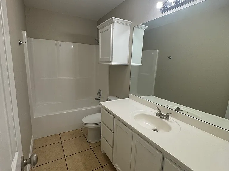 411 E Wells St — Photo 5