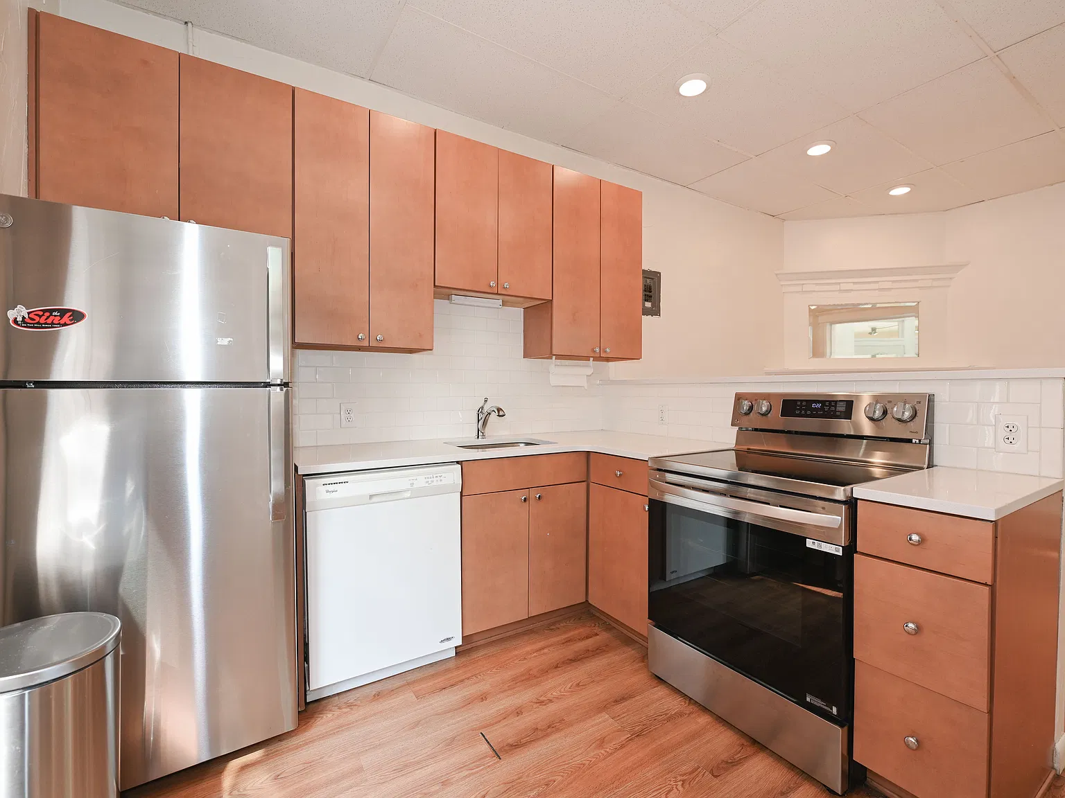 7 bed, 2212 sqft, $12,600 — Photo 3