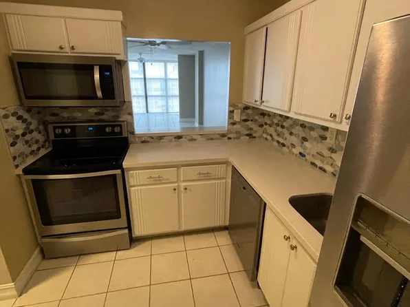 1000 S Parkview Dr, Hallandale, FL