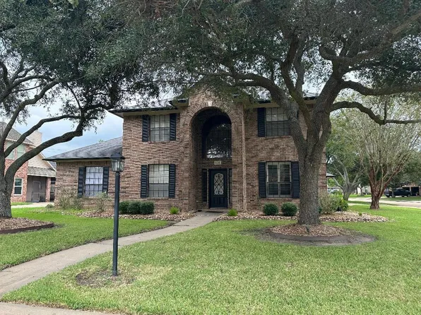 308 Rosemary Ln, Lake Jackson, TX 77566