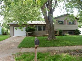 1810 Grantwood Dr, Iowa City, IA 52240