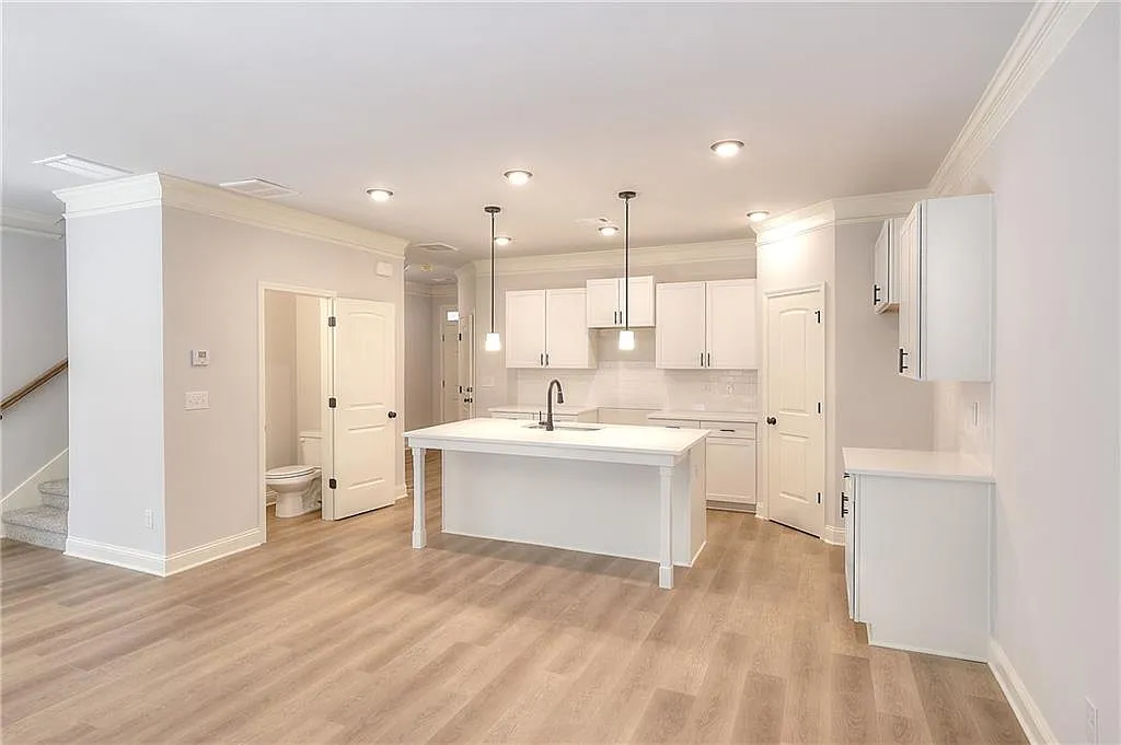 3 bed, 2.5 bath, 1660 sqft, $2,200 — Photo 3