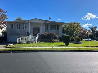 2 Knolls Dr, New Hyde Park, NY 11040