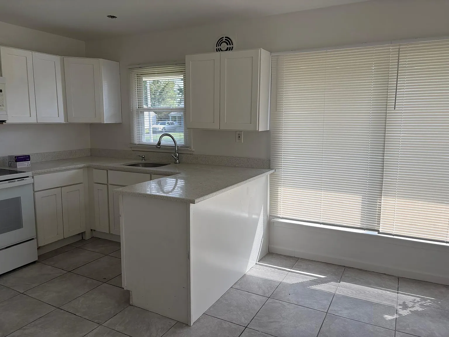 5 bed, 2.5 bath, $3,200 — Photo 4