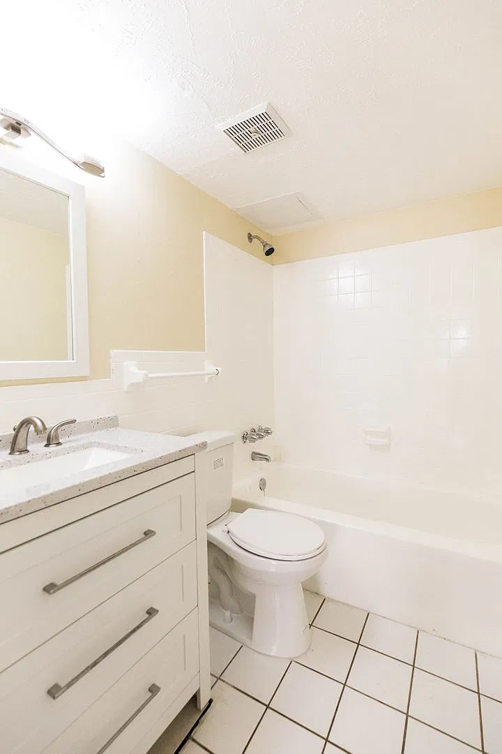 One-bedroom, one-bathroom Condo minutes away from the Mall at Millenia — Photo 4