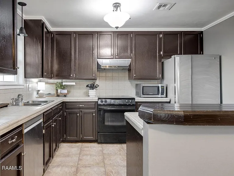 110 Village Green Dr — Photo 2