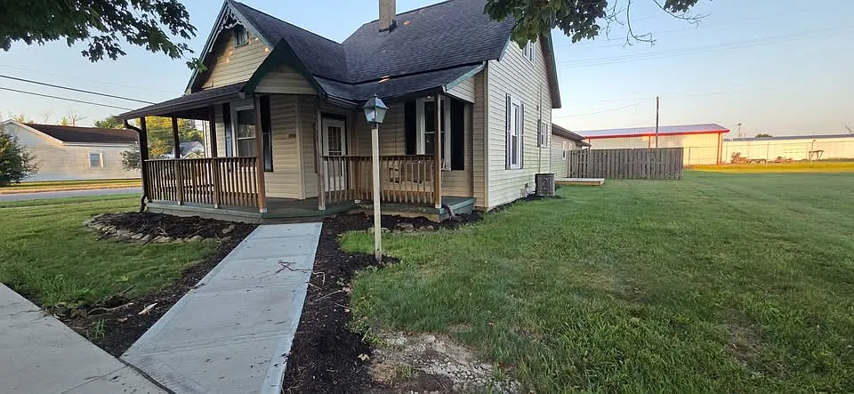 3 bed, 1.5 bath, 1930 sqft, $1,600 — Photo 4