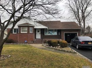 13 Oswego Dr, Bay Shore, NY 11706