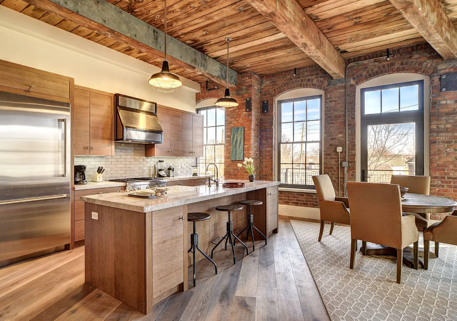 Stunning Watchcase 2 Bedroom Apartment — Photo 3