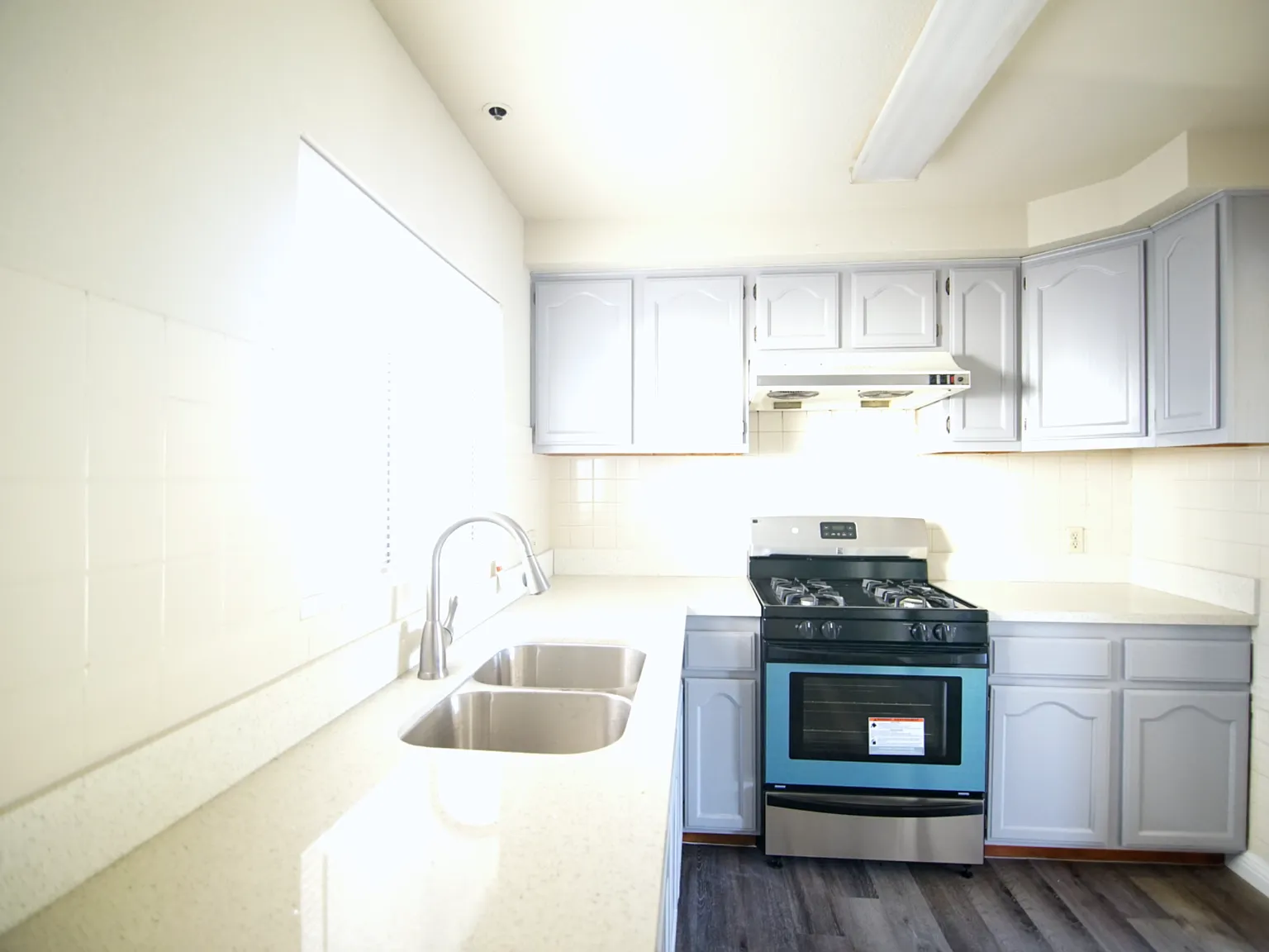 2 bed, 850 sqft, $2,700 — Photo 2
