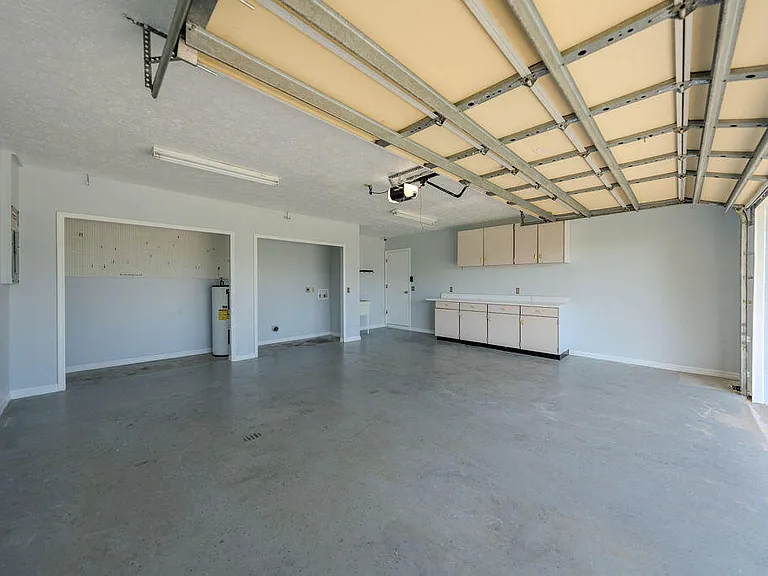 651 SE Degan Dr — Photo 32